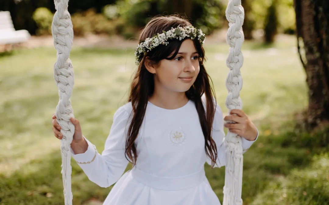 Rozmiar sukienki komunijnej — jak zmierzyć dziecko, dobrać rozmiar i uniknąć pomyłki przy zakupie