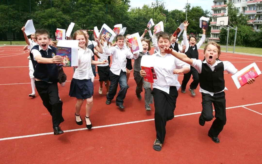 Sukienka na zakończenie roku szkolnego — elegancki strój na galę
