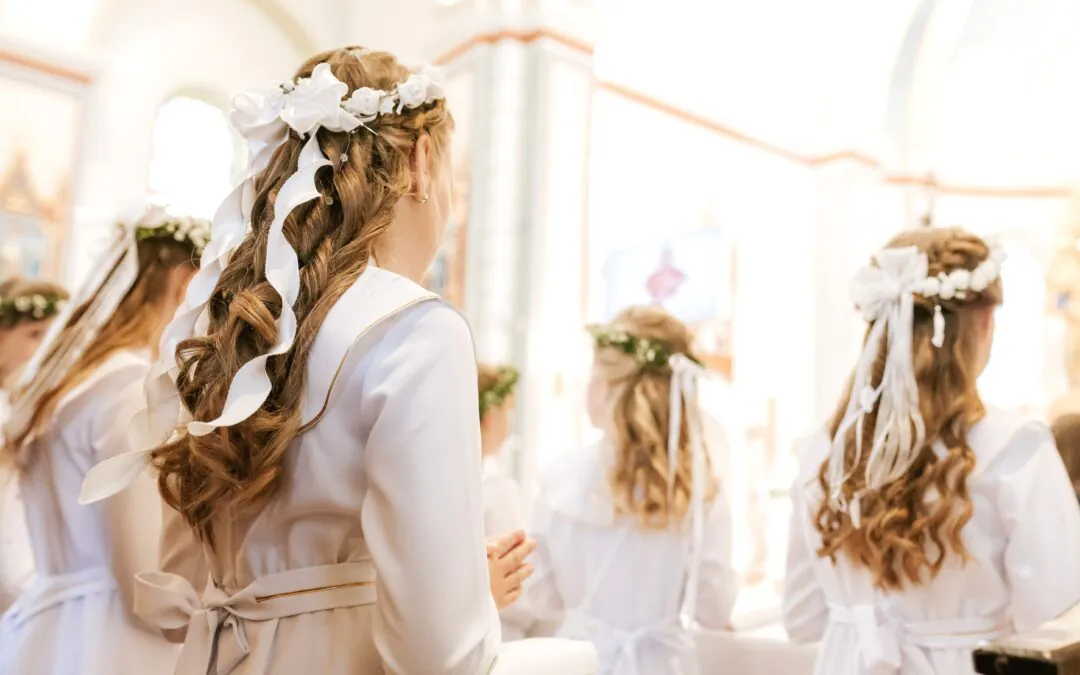 Sukienka komunijna — jak wybrać sukienkę na Pierwszą Komunię?